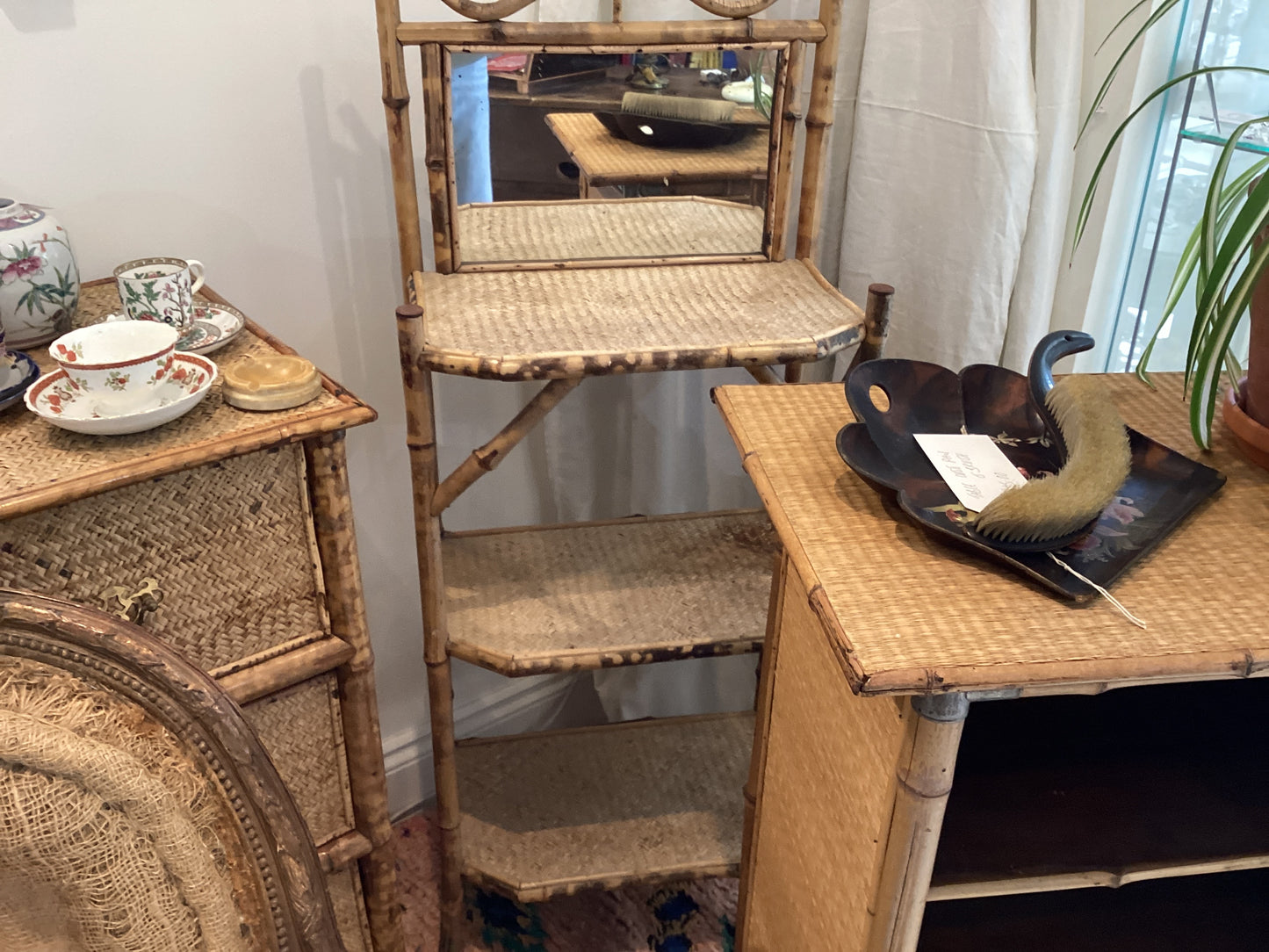 Bamboo shelves with mirror IS0047