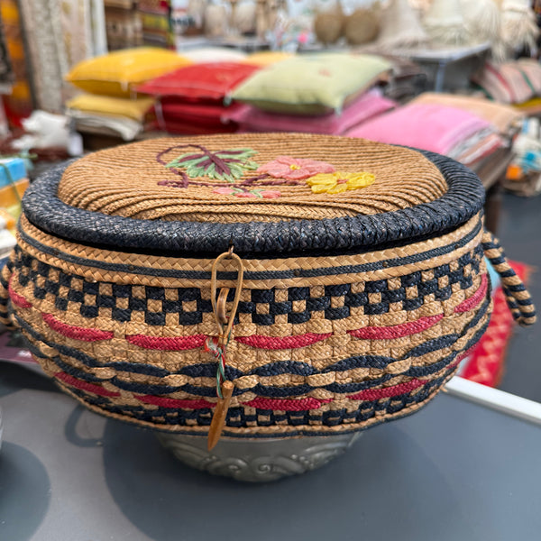 CB42 - Vintage Sewing basket